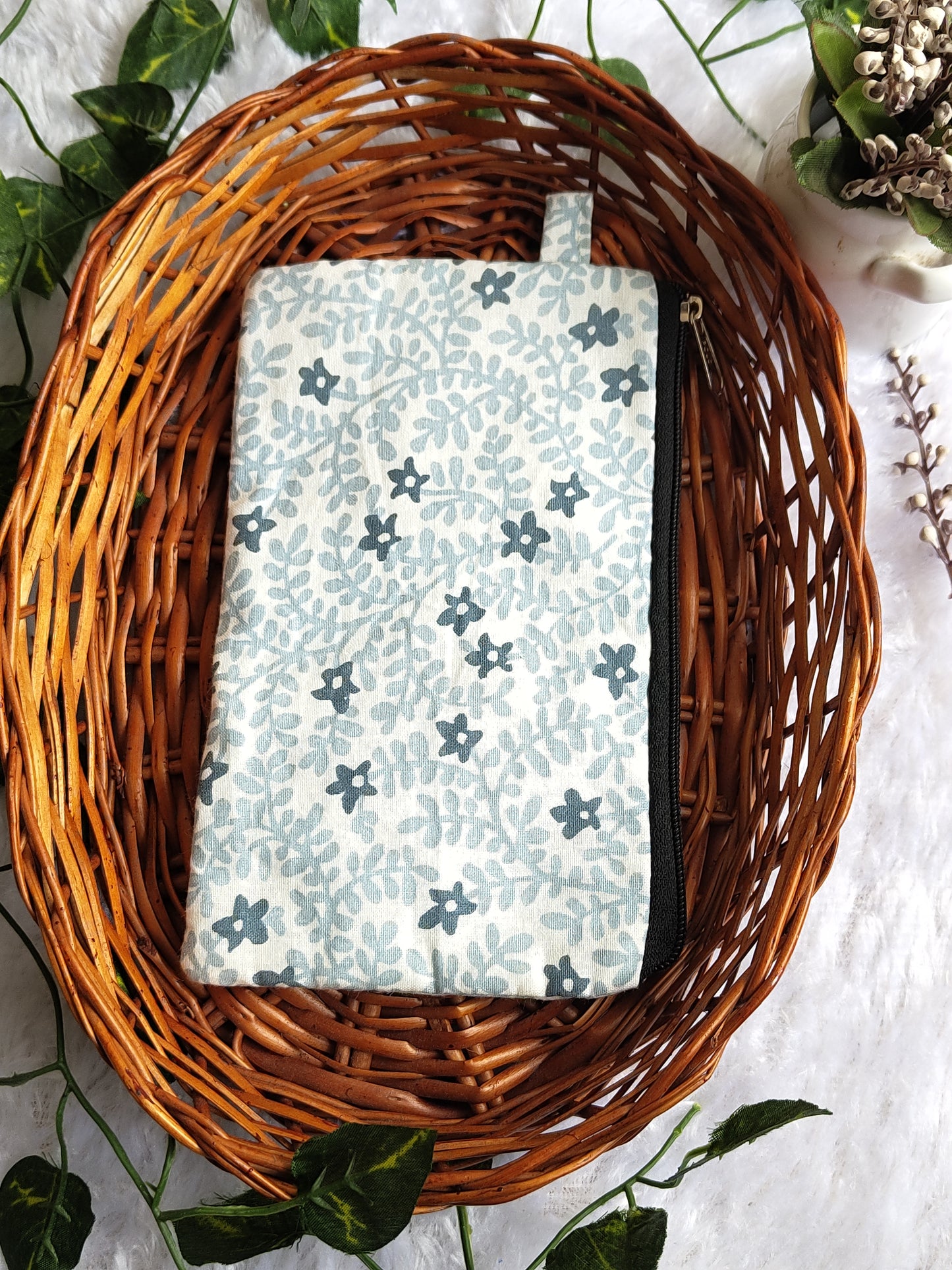 Single zip pouch